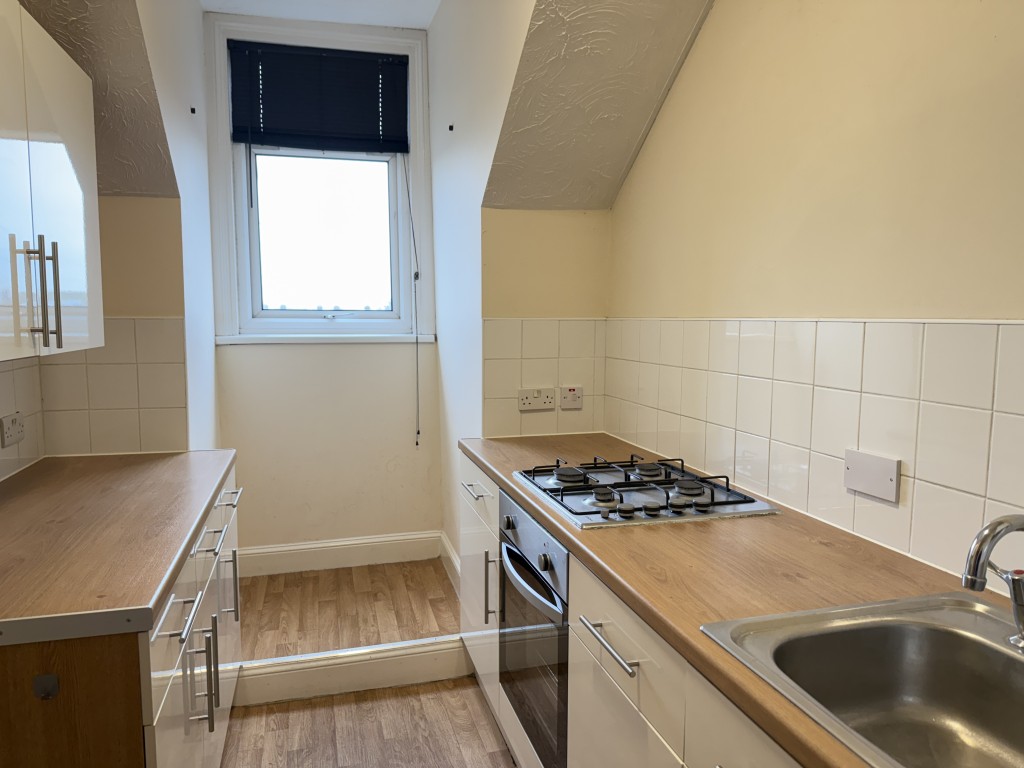 Lot: 119 - VACANT ONE-BEDROOM FLAT - Fitted kitchen units with window to street